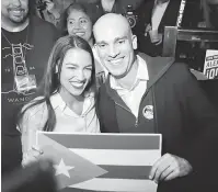  ?? — Gambar AFP ?? PALING MUDA: Ocasio-Cortez (kiri) membawa bendera Puerto Rico di kelab malam La Boom di New York kelmarin.