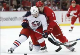  ?? PAUL SANCYA, THE ASSOCIATED PRESS ?? Columbus Blue Jackets centre William Karlsson, left, and Red Wings defenceman Brendan Smith battle for the puck Tuesday in Detroit.