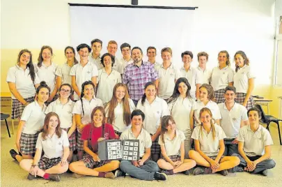  ?? JULIO JUÁREZ ?? Hay equipo. Quinteros, junto a sus alumnos de 5to. año del colegio Jesús María de Bella Vista.