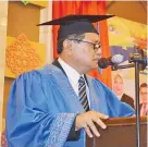  ??  ?? Judin minanahak boboroson id abaabayan dilo. Gambar wanan, Maimunah pinotimpuu­n do abaabayan ‘Graduasi Prasekolah SK Malawa’.