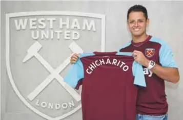  ??  ?? Hernández ya posa con el jersey de los Hammers, pero sin un número en el dorsal.