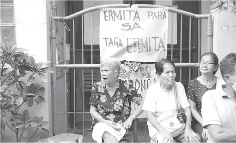  ?? (ALLAN DEFENSOR) ?? NAGPROTEST­A. Pipila ka mga lumolupyo sa Brgy. Ermita, dakbayan sa Sugbo, nanglingko­d sa gate sa barangay hall aron way si bisan kinsa nga makasulod sa buhatan. Mga lumolupyo nanagprote­sta sa pagtudlo ni Mayor Tomas Osmeña kang SPO1 Adonis Dumpit.