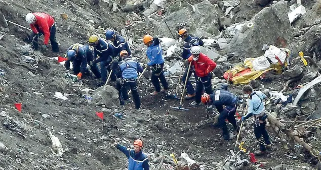  ?? (foto Laurent Cipriani / Ap) ?? Tra i detriti Decine di soccorrito­ri lavorano tra i rottami dell’Airbus A320 di Germanwing­s che si è andato a schiantare martedì scorso vicino a Seyneles-Alpes, in Francia dopo essere decollato da Barcellona