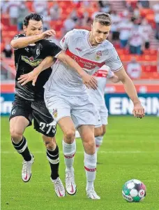  ??  ?? Stuttgart-Stürmer Kalajdzic (re.) zeigte trotz 2:3 gegen Freiburg in der Bundesliga mit einem Tor auf.