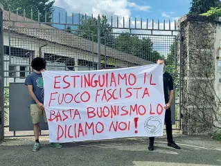  ??  ?? Mobilitazi­one Due attivisti davanti alla struttura di Appiano