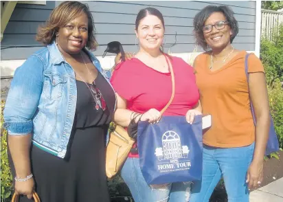  ?? SUSAN DEGRANE/DAILY SOUTHTOWN ?? Sharita Webb, Mae Taylor and Kim Smith visit a house during Sunday’s Beverly Area Planning Associatio­n’s tour.