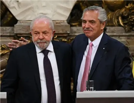  ?? AFP ?? El presidente de Brasil, Luiz Inácio Lula da Silva (izquierda), y el presidente de Argentina, Alberto Fernández, posaron durante una conferenci­a de prensa efectuada este lunes en Buenos Aires.