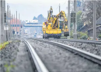  ?? FOTO: FELIX KÄSTLE/DPA ?? Noch laufen die Arbeiten entlang der Südbahn, in einem Jahr soll sie dann unter Strom stehen.