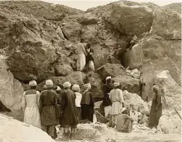  ??  ?? Workers with an expedition sponsored by the Museum of Fine Art open an entrance to Tomb 10A, where the severed head of Djehuty Museum of Fin