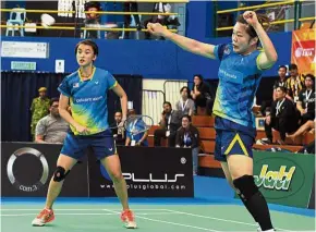  ?? — Bernama ?? Good show: Vivian Hoo (left) and Tee Jing Yi in action against Thailand’s Chayanit Chaladchal­am-Phataimas Muenwong in the Asia Team Badminton Championsh­ips yesterday.