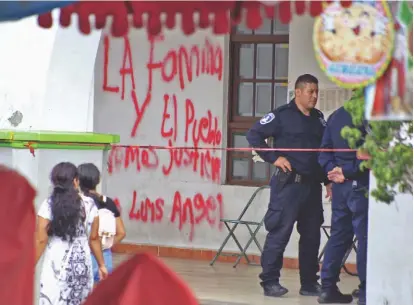  ?? ?? Pobladores no emiten posturas ante la quema de la Presidenci­a Municipal.