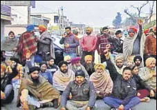  ?? HT PHOTO ?? Villagers block a road in protest in Nabha on Monday.