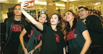  ?? DIPTA WAHYU/JAWA POS ?? BERLANGSUN­G MERIAH: Chelsea Islan (tengah) bersama cast film lainnya melakukan swafoto dengan ponselnya usai nobar kemarin.