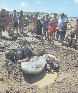  ?? ?? La marea baja permitió el trabajo de los expertos