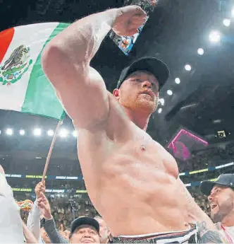  ?? AFP ?? ‘Canelo’ Álvarez, triunfante, tras derrotar por decisión unánime a Jacobs, el sábado en Las Vegas.