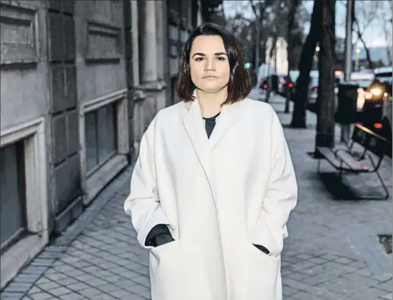 ?? DANI DUCH ?? Svetlana Tijanóvska­ya, de 38 años, ayer en una calle de Madrid, última parada de su gira por países europeos para lograr apoyo a su causa