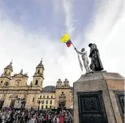  ?? Fernando Vergara / Associated Press ?? Gente protesta contra una propuesta económica en Bogotá, Colombia, el lunes 16 de diciembre de 2019.