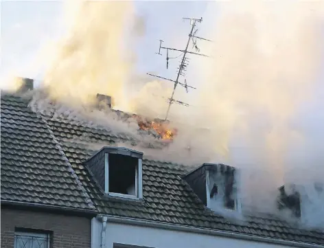  ?? RP-FOTOS (2): LOTHAR STRÜCKEN ?? Als die Feuerwehr gestern gegen 9.15 Uhr am Brandort eintraf, brannte der Dachstuhl in voller Ausdehnung.