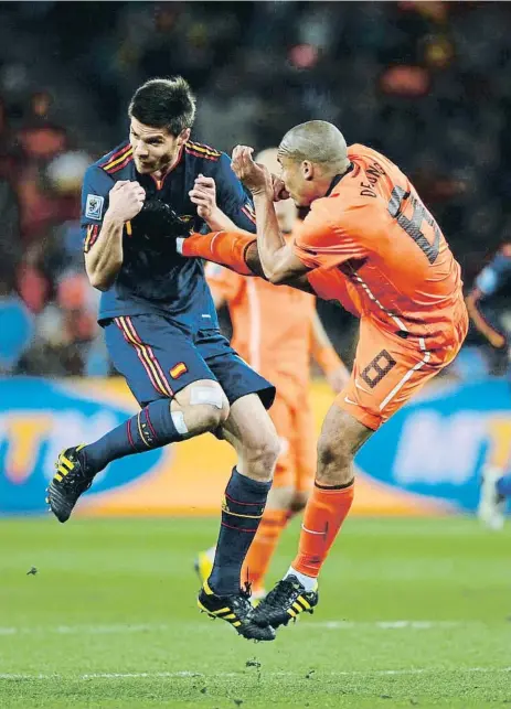  ?? GETTY IMAGES EUROPE ?? Tremenda patada de De Jong a Xabi Alonso, resumen del espíritu de la Holanda del 2010