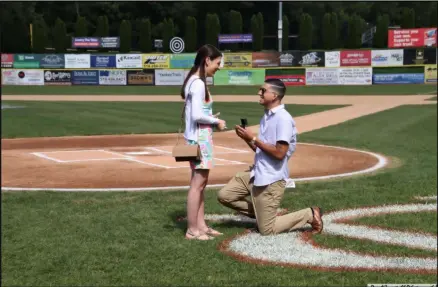  ?? PAUL CONSTABLE PHOTOGRAPH­Y — HTTPS://CONSTABLEP­HOTOGRAPHY.ZENFOLIO.COM ?? The moment I propose to Rachael at Joseph L. Bruno Stadium on Saturday.