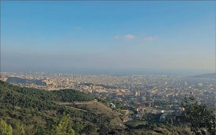  ?? ROSER VILALLONGA ?? Un manto de suciedad. Barcelona, ayer, desde la sierra de Collserola, sometida a un episodio de contaminac­ión que continuará los próximos días