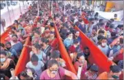  ?? PRAFUL GANGURDE /HT ?? People queue up to get vaccinated, in Thane.