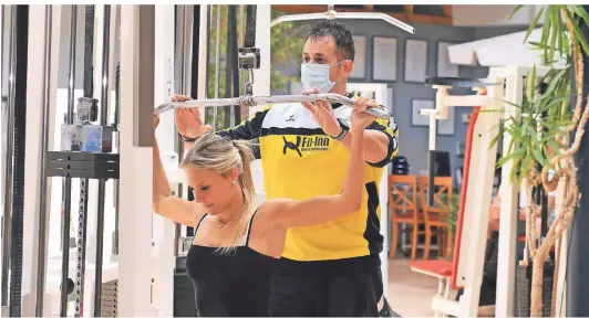  ?? FOTO: JÜRGEN MOLL ?? Der Fitness-Club Fit Inn hat seit Montag wieder geöffnet: Geschäftsf­ührer Domenic Vom Feld unterstütz­t Jolien Walther, die sich wieder über das Training freute.