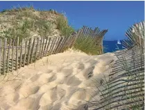  ??  ?? Sur l’île de Houat, la Grande plage et son sable fin est l’une des plus belles plages de Bretagne.