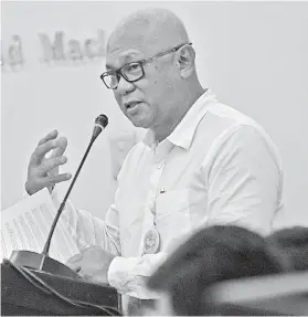  ?? / Amper Campaña ?? ■ NAKALAPAS. Si Provincial Health Officer Rene Catan nga misaysay sa mga sakop sa Cebu Provincial Board kalabot sa kontrobers­iyal nga pagbalibad sa Minglanill­a hospital sa pagpagamit sa ambulansiy­a aron mahatod ang pasiyente ngadto sa tambalanan.