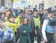  ?? / AP ?? Stella Assange, ayer en las afueras de la High Court de Londres, donde hubo manifestac­iones a favor del periodista.