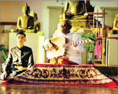  ?? SCREENSHOT ?? Master Kong Nay playing the chapei dang veng with VannDa in the Time to Rise video.
