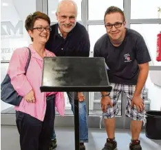  ?? Foto: Stoll ?? Niklas Macht (rechts) von der Berufsschu­le Mindelheim hat dieses Rednerpult für Mo nika Sirch gebaut. Lehrer Karl Geller freut sich mit den beiden.