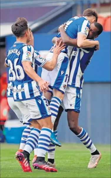  ??  ?? Isak, felicitado por Januzaj tras marcar el gol in extremis en El Sadar.