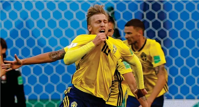  ?? Bild: DARKO BANDIC/TT ?? NATIONENS HJÄLTE. Emil Forsberg firar segermålet. Sverige slog Schweiz med 1–0 och spelar Vm-kvartsfina­l på lördag.