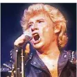  ?? FOTO: AFP/PHILIPPE BOUCHON ?? Blondierte 80er: Hallyday 1982, abermals vor großem Publikum in Paris.
