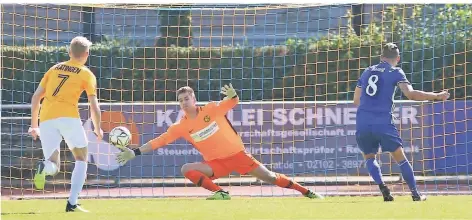  ?? RP-FOTO: ACHIM BLAZY ?? Ein Schuss ins Glück: Robin Hömig (rechts) verwandelt­e den ersten Elfmeter zum 2:0 und später auch den zum 3:2-Sieg.