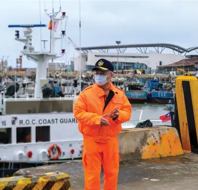  ??  ?? Vigie. Lin Chie-min est le commandant des gardes-côtes des îles Matsu (ici, le 14 décembre). Ses équipes intervienn­ent dans les « eaux restreinte­s » définies par Taïwan, soit une bande de 4 kilomètres le long des côtes.