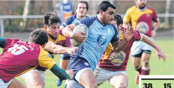  ?? SEBASTIÁN CORTÉS - LA NUEVA. ?? A Damián Nador, de El Nacional, le saltan tres defensores de Santa Rosa, pero el ala del celeste ya penetró la línea defensiva.