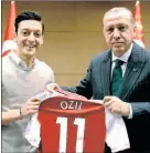  ??  ?? Özils umstritten­es Foto mit Erdogan