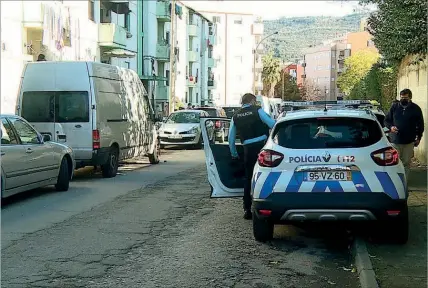  ??  ?? PSP esteve no bairro social de Santa Tecla, em Braga, mas a investigaç­ão foi depois entregue à Polícia Judiciária