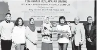  ?? — Gambar Bernama ?? GIMIK: Shahrizat (tengah) menyerahka­n momento #YouCanDuit sebagai gimik perasmian #YouCanDuit Peringkat Wilayah Persekutua­n Kuala Lumpur di Istana Budaya, Kuala Lumpur, semalam.