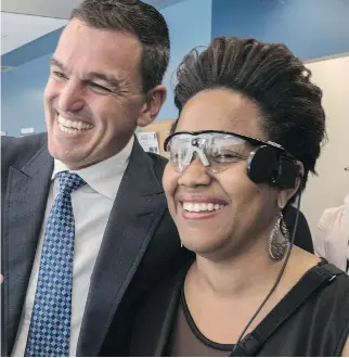  ?? DAVE SIDAWAY ?? A medical team at Maisonneuv­e-Rosemont Hospital, led by surgeon Dr. Flavio Rezende, left, succeeded in partially restoring Sandra Cassell’s vision by implanting a prosthesis in her left retina.