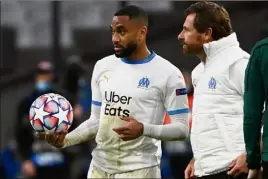  ?? (Ph. AFP) ?? Très proche de ses joueurs (ici Amavi), AVB prend les critiques pour lui.