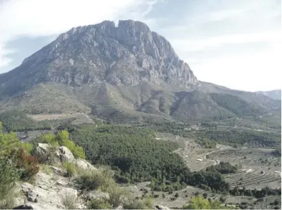  ??  ?? Die Wanderung bietet auch einen guten Blick auf die markante Roldan-Scharte im Puig Campana.