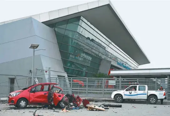  ?? / AFP ?? Policías inspeccion­an la escena de un atentado en la terminal de buses de Pascuales en Guayaquil.