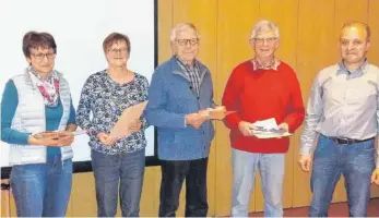  ?? FOTO: TSV REUTE/ANGELIKA BRAUCHLE ?? Die Jubilare (von links): Rose Döbele, Erika Braun, Michael Liepert, Lothar Grobe bekamen Geschenke vom Vorsitzend­en Rainer Zehrer.