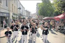  ??  ?? “Original Marching Band”, envahi le marché fermier et la Grand Rue