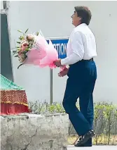  ??  ?? Raj Babbar arrives at 10 Janpath to meet Sonia Gandhi in New Delhi on Wednesday.