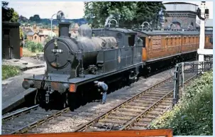  ?? COLOUR RAIL ?? Robinson ‘C13’ No. 67418 heads three ‘Cheshams’ at their namesake station in June 1956.
