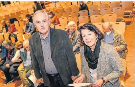  ?? NGZ-FOTO: GEORG SALZBURG ?? Verkehrspl­aner Hans-Rainer Runge und Technische Beigeordne­te der Stadt Kaarst Sigrid Burkhart stellen den Bürgern das neue Mobilitäts­konzept vor.